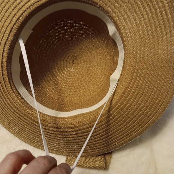 Nwot Straw hat w bow, tan,never worn elastic inside if want - Picture 4 of 4